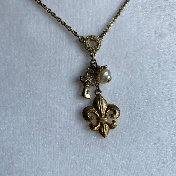 Vintage SIGNED GUESS Charm Necklace Gold Tone Faux Pearl 90s Y2K Fleur De Lis - Picture 4 of 7